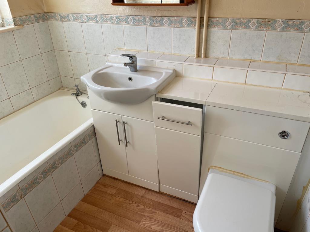 Lot: 82 - THREE-BEDROOM TERRACE HOUSE FOR IMPROVEMENT -